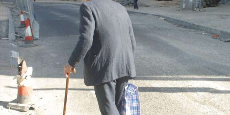 קשיש עם מקל הליכה. צילום אילוסטרציה: מרים צחי צילום אילוסטרציה: מרים צחי