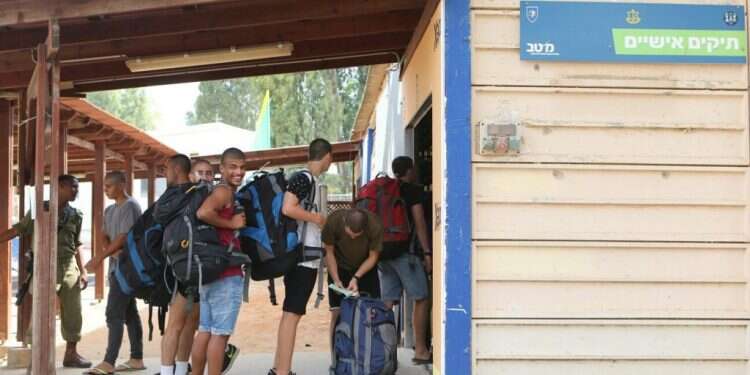 מתגייסים חדשים בבקו חשד: הודלפו פרטים אישיים של מאות אלפי מתגייסים לצה"ל