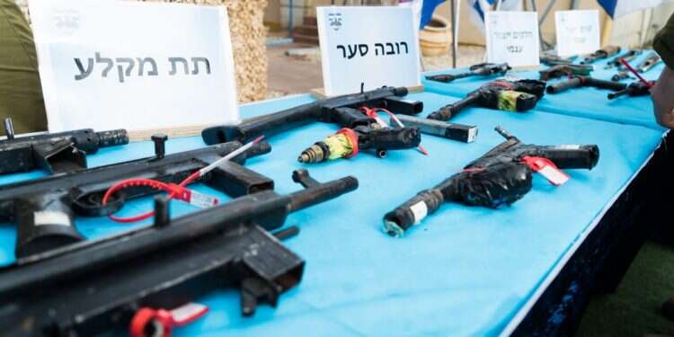 תפיסת נשק במגזר הערבי. צילום: דובר צה''ל  צילום: דובר צה''ל