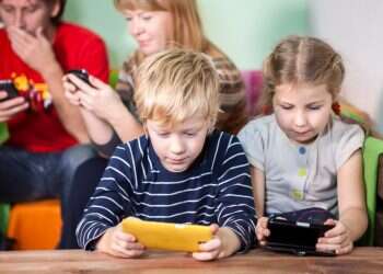 ילדים והורים בוהים במסכים (אילוסטרציה). צילום: שאטרסטוק
