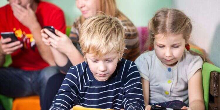 צילום: שאטרסטוק ילדים והורים בוהים במסכים (אילוסטרציה). צילום: שאטרסטוק