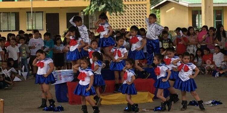 תלמידות גן מהעיר רוחאס בהופעה בפני המשלחת. צילום: חנה פבריקנט  צילום: חנה פבריקנט