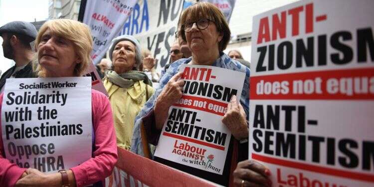 הפגנת תמיכה בקורבין באנגליה. צילום: EPA צילום: EPA