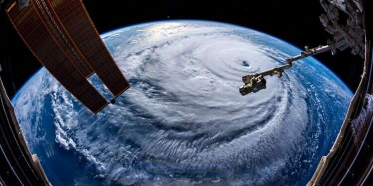 הוריקן פלורנס כפי שהוא נראה מהחלל. צילום: EPA הוריקן פלורנס כפי שהוא נראה מהחלל. צילום: EPA