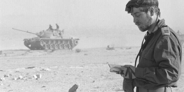 קצין מתפלל. 6.10.1973. צילום: אבי שמחוני, במחנה, באדיבות ארכיון צה צילום: אבי שמחוני, במחנה, באדיבות ארכיון צה"ל במשרד הביטחון