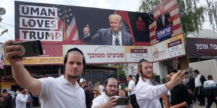 כרזות של טראמפ באומן. צילום: גטי אימג'ס צילום: גטי אימג'ס