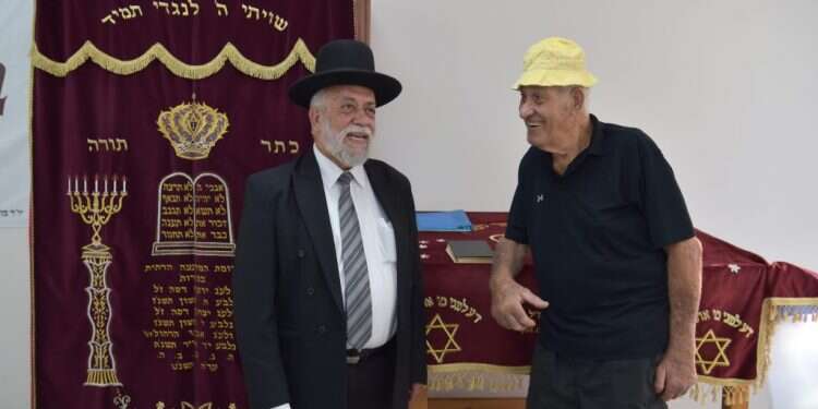 הרב האזורי שלמה דידי והחבר בנץ אופיר בחנוכת בית הכנסת. צילום: גיל אליהו, ג'יני צילום: גיל אליהו, ג'יני