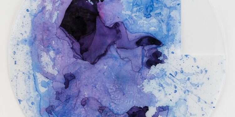 ללא כותרת, קרן ענבי, דיו על מיילר, פרספסקס, 2018. פרט מתוך המיצב  צילום: סטאן נארטן