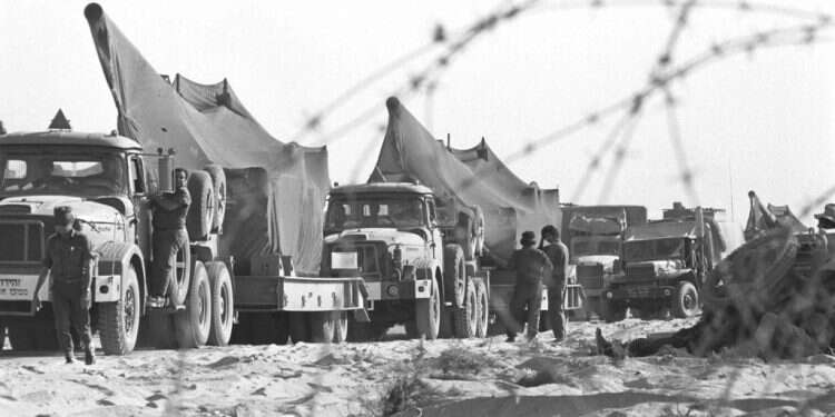 מלחמת יום הכיפורים, חזית סיני. מוביל טנקים עמוסים בתותחים מתנייעים 155 מ צילום: אבי שמחוני, במחנה, באדיבות ארכיון צה"ל במשרד הביטחון