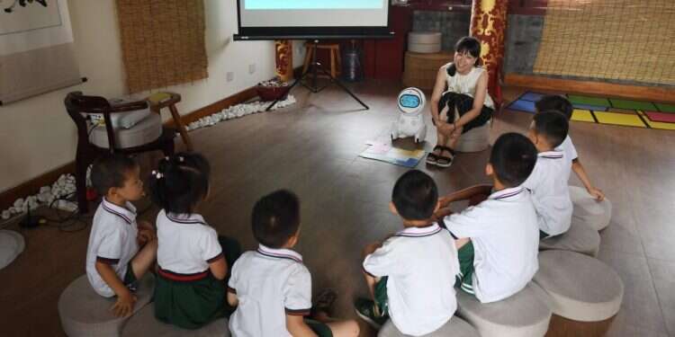 קיקו וילדי גן בביג'ינג. צילום: AFP צילום: AFP