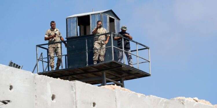 חיילים לבנונים בעמדה בסמוך לגדר הגבול עם ישראל. צילום: AFP צילום: AFP