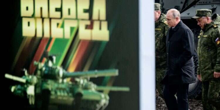 פוטין ושר ההגנה סרגי שויגו (מימין) בביקור בבסיס צבאי רוסי בסיביר, לפני כשבועיים. צילום: AFP צילום: AFP