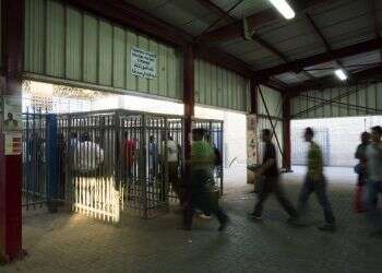 עובדים פלסטינים במעבר קלנדיה. צילום: יונתן זינדל, פלאש 90 צילום: יונתן זינדל, פלאש 90