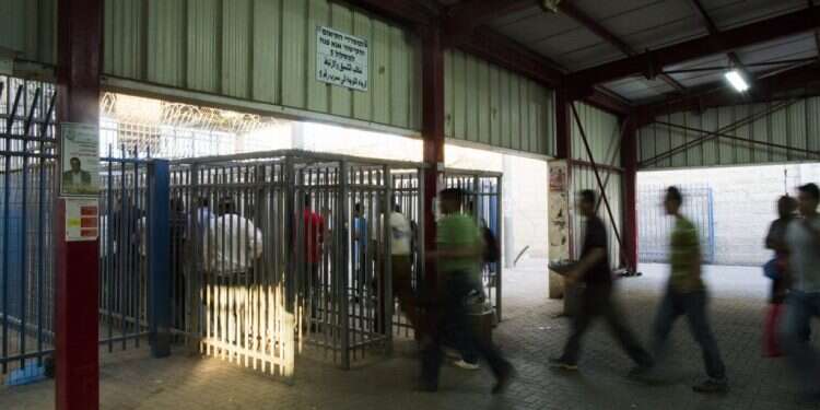 עובדים פלסטינים במעבר קלנדיה. צילום: יונתן זינדל, פלאש 90 צילום: יונתן זינדל, פלאש 90