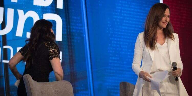 מוניקה לוינסקי עוזבת את הריאיון עם יונית לוי. צילום: יונתן זינדל פלאש 90 צילום: יונתן זינדל פלאש 90