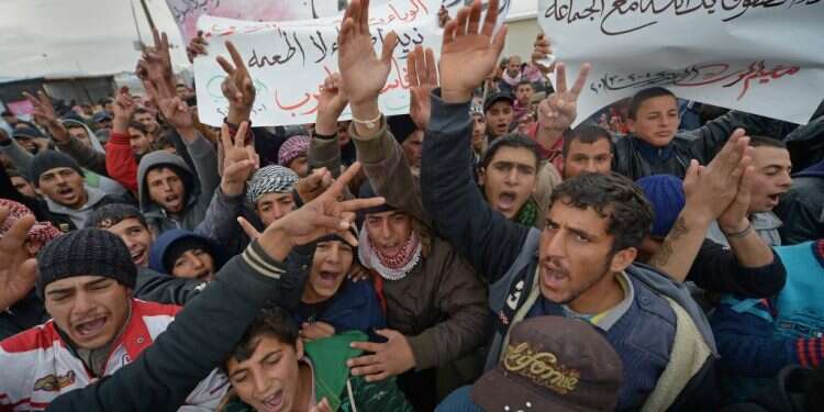 פליטים סורים מפגינים בירדן. צילום: גטי אימג'ס צילום: גטי אימג'ס