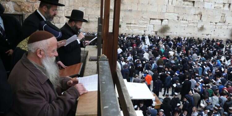 חכם ישועה בן שושן והרבנים הראשיים בכותל תשע צילום: מרים צחי