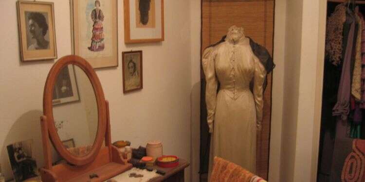 המלכה הבלתי מעורערת של עולם התיאטרון. חדרה של חנה רובינא. צילום: Talmoryair צילום: Talmoryair