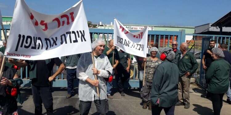 עובדי 'מילוטל' מחוץ למפעל סוגרים את המפעל: "אי אפשר להעיף אותנו בכזו אכזריות"