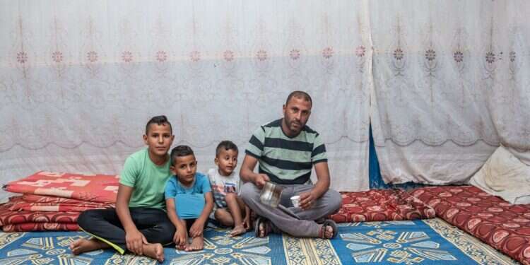 פאריד נעים וילדיו בפחון בו הם מתגוררים. צילום: אייל מרגולין, ג'יני צילום: אייל מרגולין, ג'יני