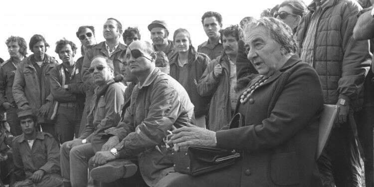 ראש הממשלה גולדה מאיר ושר הביטחון משה דיין ברמת הגולן במהלך מלחמת יום כיפור. צילום: רון פרנקל, לע צילום: רון פרנקל, לע"מ