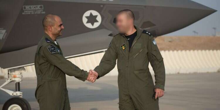 תת-אלוף גרינבוים (משמאל) ומפקד טייסת ה-F-35 היוצא סא צילום: דובר צה"ל