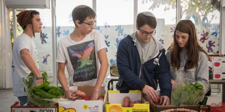תלמידים קונים מזון לנזקקים. צילום: הדס פרוש/פלאש 90 תלמידים קונים מזון לנזקקים. צילום: הדס פרוש/פלאש 90