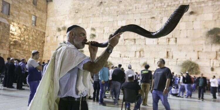 סליחות בכותל בערב יום הכיפורים. צילום: יהודה פרץ צילום: יהודה פרץ