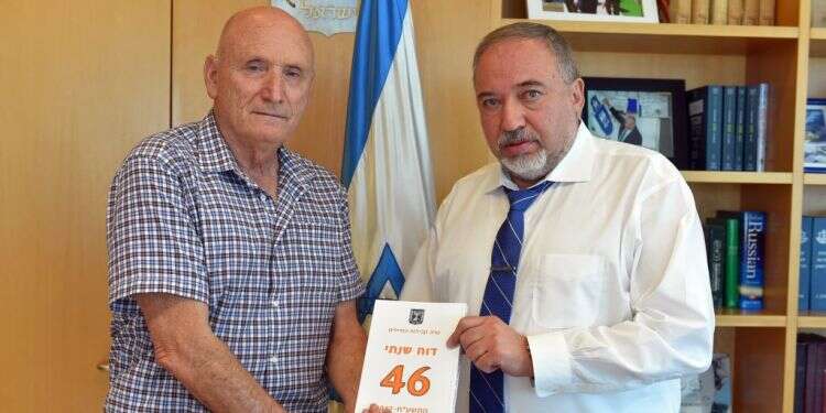 יצחק בריק מגיש את הדו''ח לשר הביטחון. צילום: דוברות משרד הביטחון צילום: דוברות משרד הביטחון