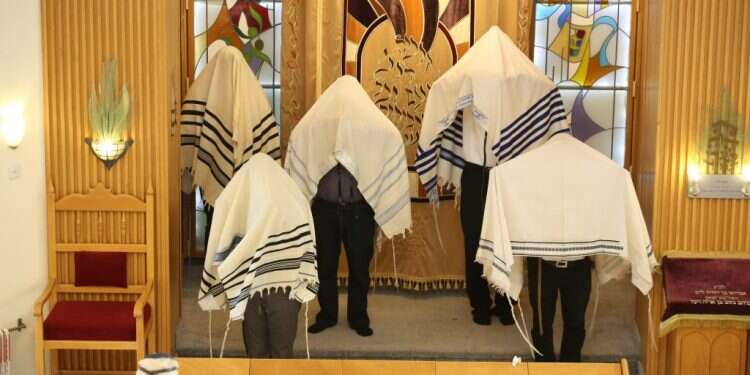 ברכת כהנים בבית כנסת. צילום: מרים צחי צילום: מרים צחי