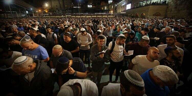 לא דתיים, מסורתיים וחילונים, אלא פשוט יהודים. סליחות בכותל המערבי. צילום: עזרא לנדאו צילום: עזרא לנדאו