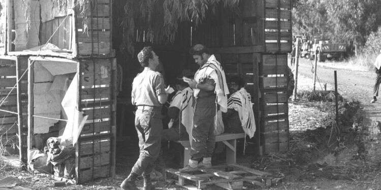 לאחר גיוס צבא המילואים ישראל תתאושש. חיילים בסוכה במלחמת יום כיפור. צילום: דניאל הירשלר, לע בין קונספירציה לקונספציה