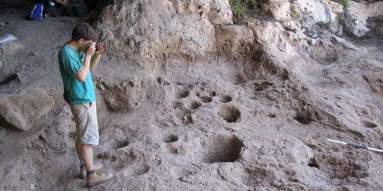 מכתשים במערת רקפת. צילום: דני נדל
 צילום: דני נדל