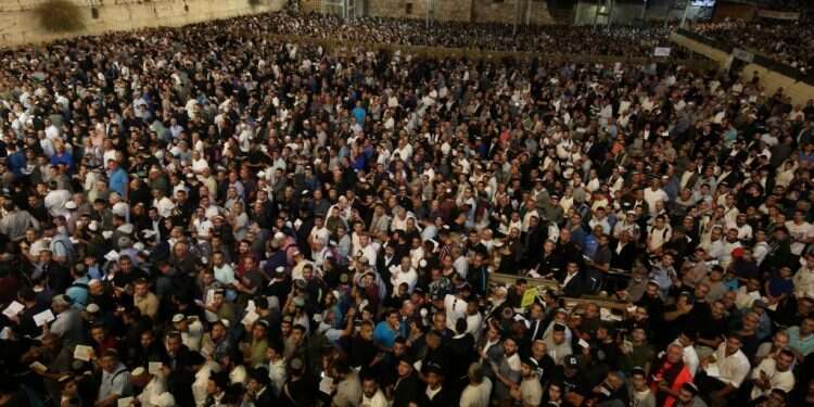 רבבות ישראלים באירוע הסליחות המסורתי ברחבת הכותל המערבי. צילום: עזרא לנדאו צילום: עזרא לנדאו