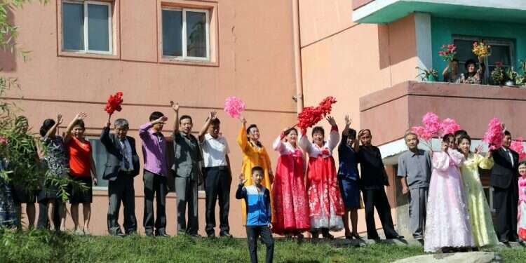 אזרחים צפון קוריאנים מנופפים לשלום לשיירה של קים ג'ונג און בדרכו לפגישה עם עמיתו מדרום קוריאה. צילום: AFP צילום: AFP