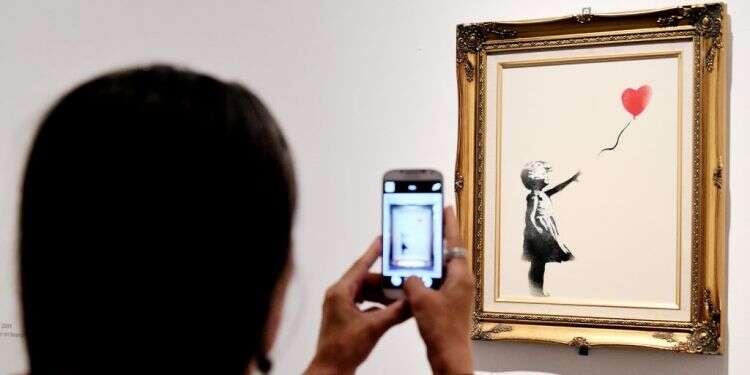 היצירה נערה עם בלון מאת בנקסי. צילום: AFP צילום: AFP