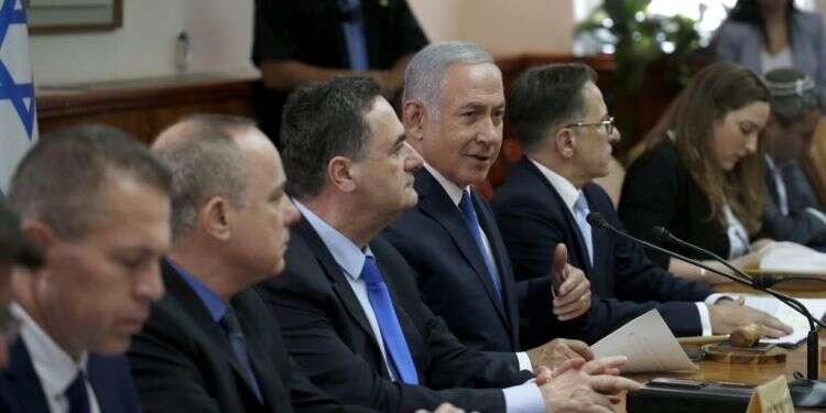 בנימין נתניהו והשרים. צילום: EPA צילום: EPA