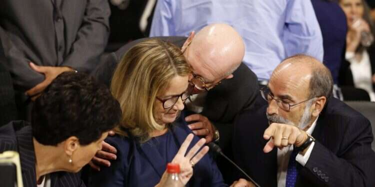 כריסטין בלייזי־ פורד ועורכי הדין שלה במהלך השימוע. צילום: EPA צילום: EPA