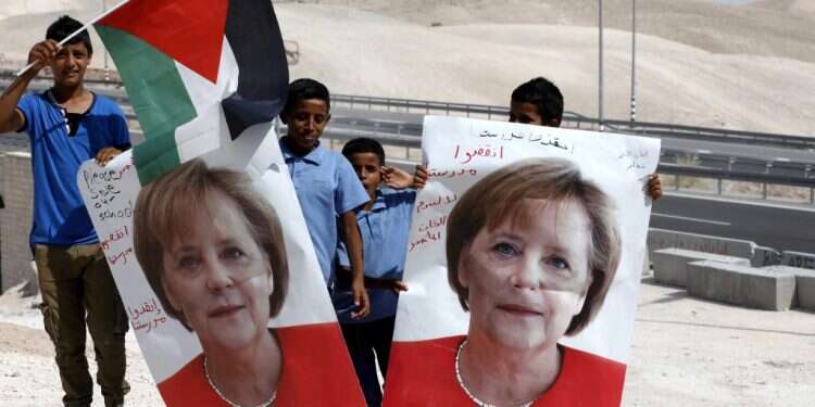 תושבי המאחז הבדואי הבלתי חוקי צילום: EPA