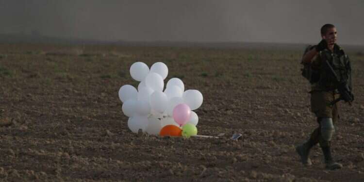 בלוני תבערה ששוגרו מעזה לישראל. צילום: EPA צילום: EPA