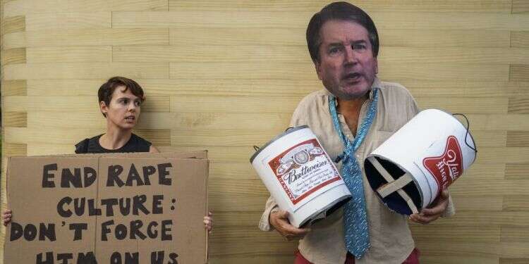 הפגנה נגד ברט קוואנו. צילום: גטי אימג'ס צילום: גטי אימג'ס