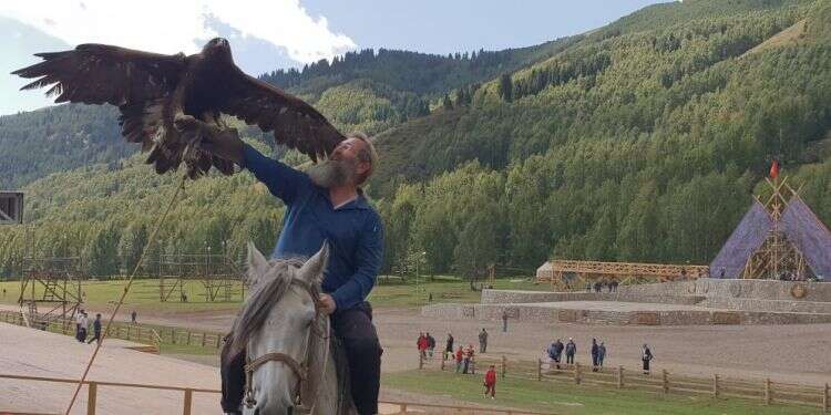 הרב אליהו בירנבוים עם העיט המקומי הנידחים בדרך המשי: בעקבות השבטים האבודים