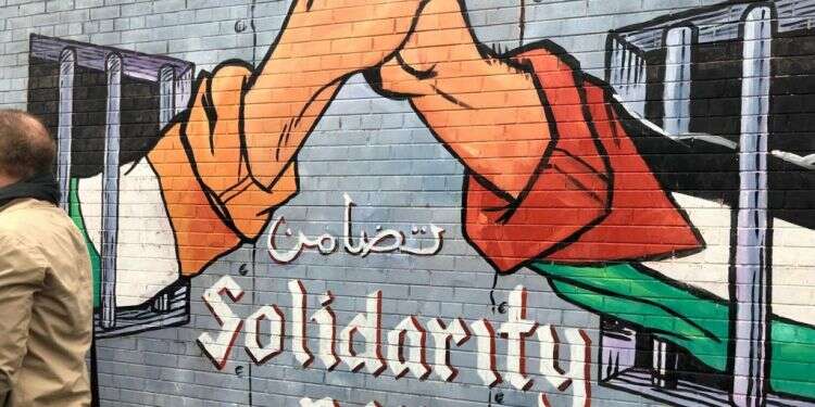 ציורי קיר על החומה שמפרידה בין השכונות הקתוליות והפרוטסטנטיות. הצד הקתולי של החומה "אם אתם נתקלים במשרד אירי עוין – אל תוותרו"