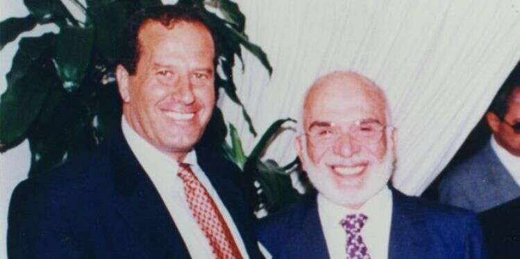 מג'לי והבה עם המלך חוסיין בארמונו בעקבה. צילום: בית המלוכה הירדני
צילום: בית המלוכה הירדני