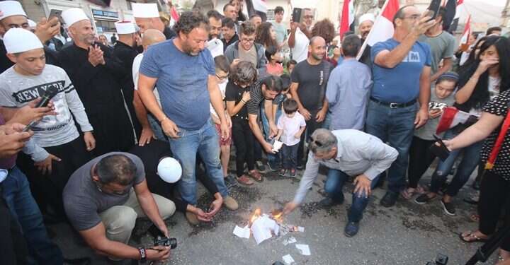 שריפת הודעות לבוחר בהפגנה נגד הבחירות. צילום: daliluk צילום: daliluk