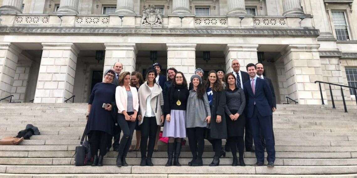 על מדרגות הפרלמנט בצפון אירלנד "אם אתם נתקלים במשרד אירי עוין – אל תוותרו"