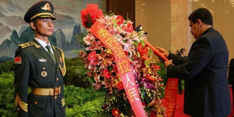 נשיא ונצואלה מניח זר באולם ההנצחה של מאו-דזה-דונג בבייג'ינג. צילום: AFP צילום: AFP
