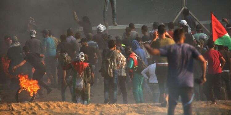 מתפרעים פלסטינים סמוך לגבול עזה. צילום: AFP צילום: AFP