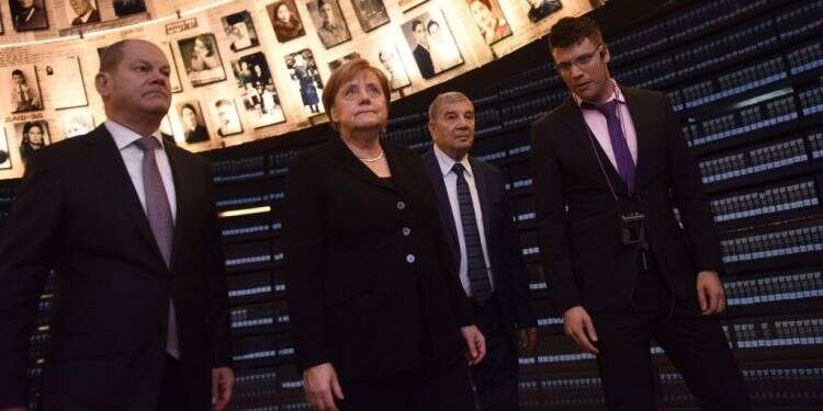 מרקל ביד ושם. צילום: AFP צילום: AFP