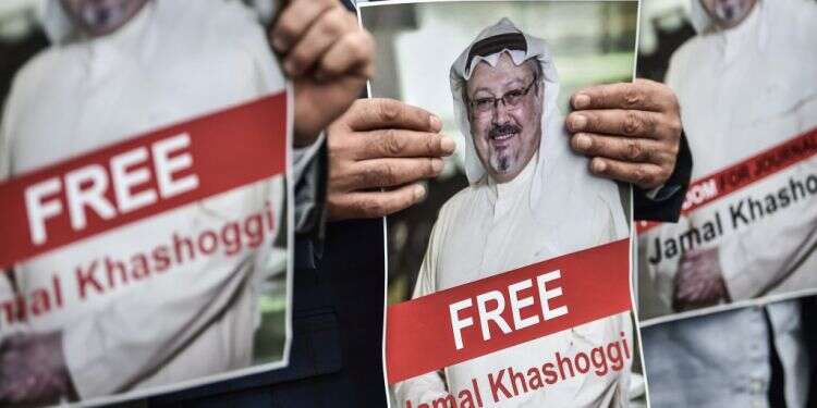 תמונות של ג'מאל חשוקג'י בהפגנה מול הקונסוליה הסעודית באיסטנבול. צילום: AFP צילום: AFP